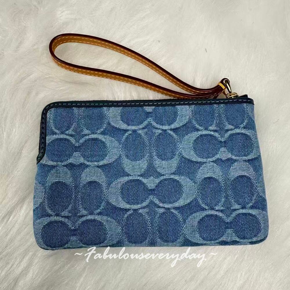 Coach Corner Zip Wristlet In Signature Denim CDF35 denim/Gold/Indigo Multi NWT - Picture 3 of 5